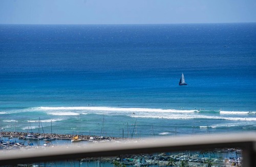 Ala Moana Condo | 29th floor studio with two full size beds