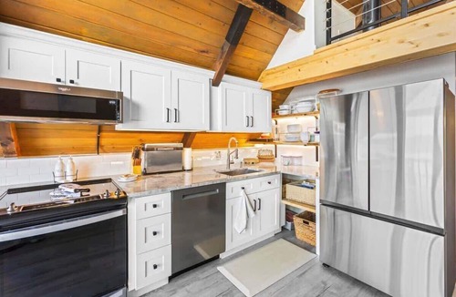 Agate Ski Chalet | 2BR Beachfront A-Frame Retreat | Deck, Views & BBQ