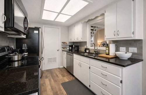 Lenexa House | 2BR Home Lenexa Sleeps 5 Pool Tennis