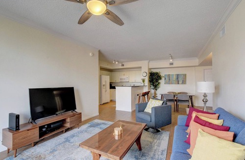 Downtown West Palm Beach Condo | 2BR Penthouse – Walk to Rosemary Square – Pool, Jacuzzi, Gym, Parking