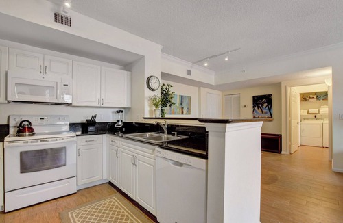 Downtown West Palm Beach Condo | 2BR Penthouse – Walk to Rosemary Square – Pool, Jacuzzi, Gym, Parking