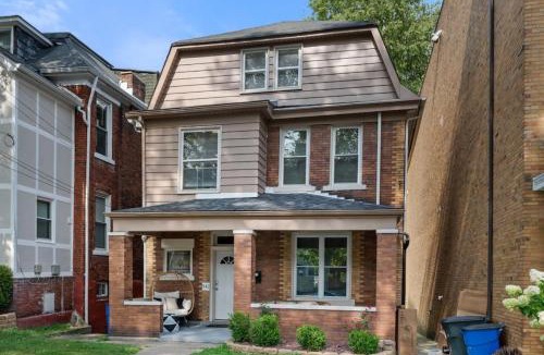North Oakland House | 3 Story home with 11 beds, super close to Pitt and CMU