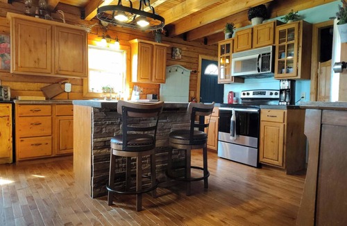 Pocahontas House | 37 acres, fishing, hunting, golf course nearby, rustic feel, hiking, near town.
