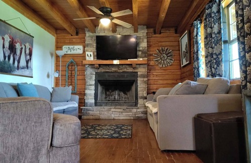 Pocahontas House | 37 acres, fishing, hunting, golf course nearby, rustic feel, hiking, near town.