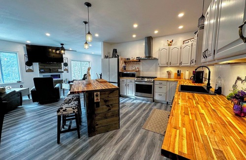 Littleton Cottage | 37pa Superbly Appointed Riverfront Home in Littleton! Skiing, Hiking, Firepit, wif