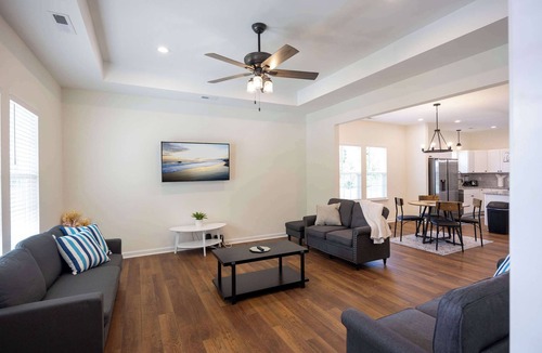 Burlington House | 4 Min to Downtown | Car Rental Avail. | En-Suite