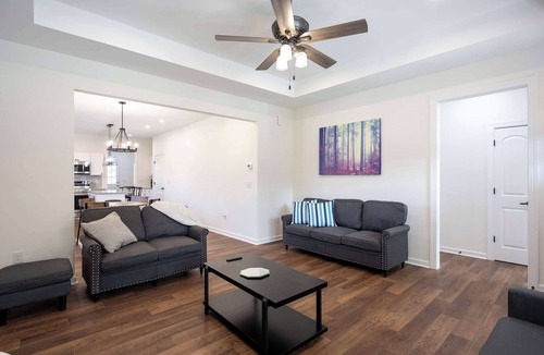 Burlington House | 4 Min to Downtown | Car Rental Avail. | En-Suite