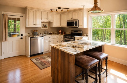 Highlands Cabin | 4 Min To Town, Screened Porch, Stunning Wooded Views, Dogs Ok,