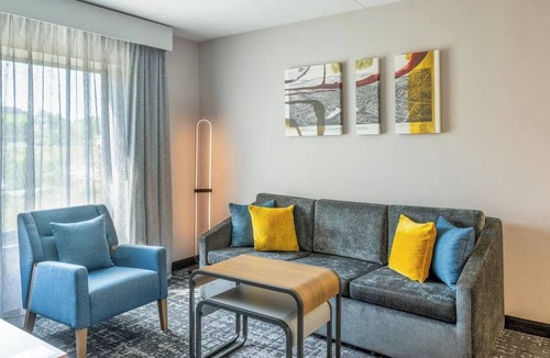 Canonsburg Hotel | 4 Spacious King Suites Perfect for Groups w/Comfort & Style Nearby Attractions