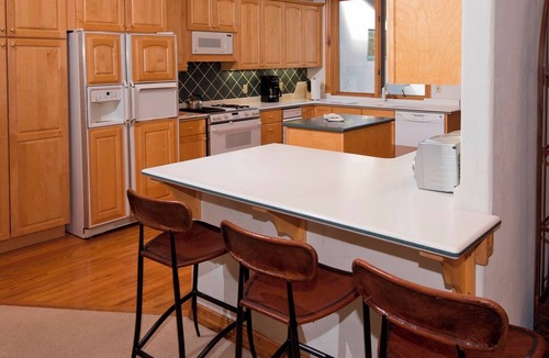 Edwards House | 4BR/4BA Private Rustic Home in Arrowhead - Quick Shuttle to the Lift!