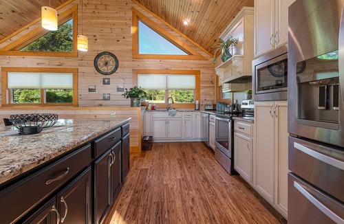 Makanda Cabin | 4BR Log Cabin · Fireplace, Bar & Game Room