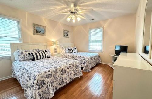 North Litchfield Beach House | A Some Place Special Minutes to Beach Sleeps 10
