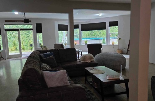 North Bend Villa | A Spacious Mountain Retreat with Stunning Views. 1 bedroom, 2000sqft entire