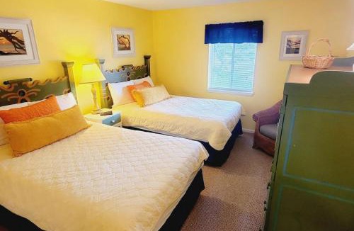 Demere Park House | A16 Ocean Walk 1 bdrm sleeps 5 next to pool upstairs unit two full size beds full kitchen