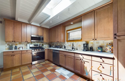 South Capitol House | Adorable and Charming Casita near Railyard