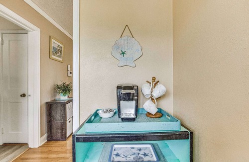 Navy Point House | Adorable Navy Point Cottage - Pet Friendly - Conveniently Located - Watch The Blue Angels Practice