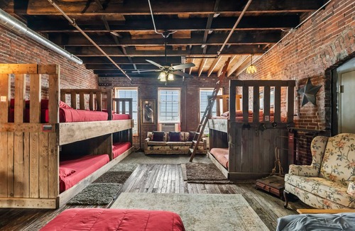 Downtown St. Louis Hotel | Artist Warehouse Penthouse - Downtown St. Louis - Boutique Hotel Sleeps 20