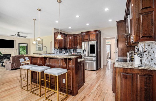 Stockbridge House | Atlanta Luxurious 6000 SqFt 9 Bedrooms w/Hot Tub