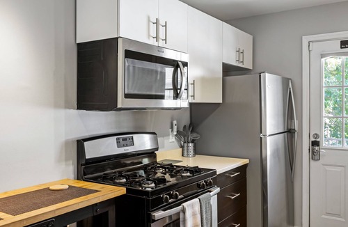 Brookwood Apartment | (B2bH) Great Location, Peaceful Condo Near Peachtree Street