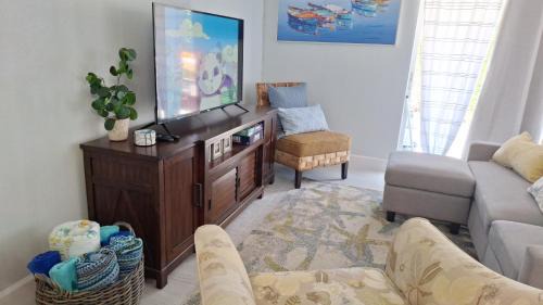 Naples Park Apartment | Beach Getaway,Walk orBike to beach,Fenced for doggie, Large Driveway