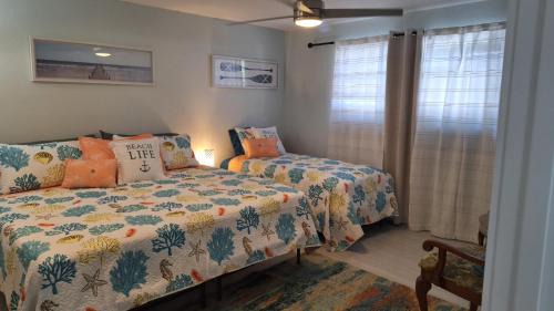 Naples Park Apartment | Beach Getaway,Walk orBike to beach,Fenced for doggie, Large Driveway