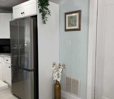 Naples Park Apartment | Beach Getaway,Walk orBike to beach,Fenced for doggie, Large Driveway