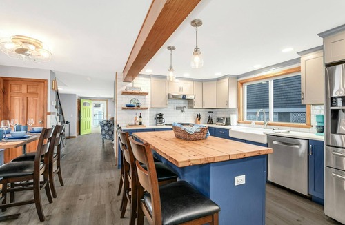 Devon House | Beach House! Walk out door onto the beach! Lots to do nearby! Sapphire Sandbar