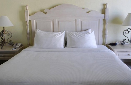 Bostroms Resort | Beachfront Dream! 2 Convenient Units w/Kitchen, Shop at Volusia Mall