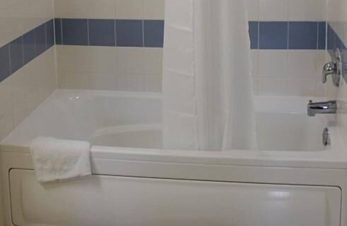 Bostroms Resort | Beachfront Dream! 2 Convenient Units w/Kitchen, Shop at Volusia Mall