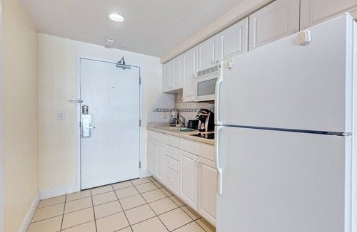 Ortona Park Condo | Beachfront Studio Retreat | King Bed, Pool, Gym & Prime Location