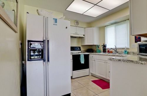 Siesta Key Villa | Beachy villa on Siesta Key with heated pool, screened in lanai, and ground level