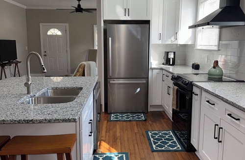 Birmingham House | Beautiful 3-bedroom house with AC in Birmingham's Entertainment District.