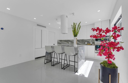 Lauderdale Beach House | Beautiful 4-bedroom beach house with pool and AC/Downtown