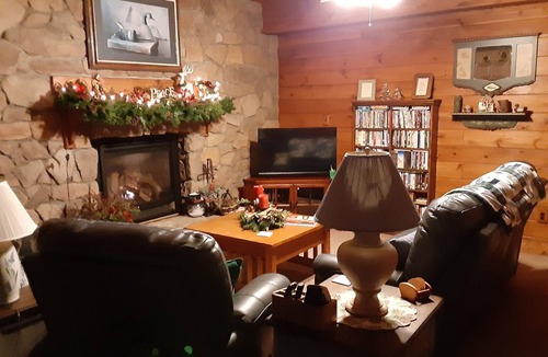 Emlenton Apartment | Beautiful apartment in a rustic log home on theAllegheny River.