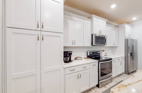 Ono Island Villa | Beautiful & open home with enclosed porch, game room, W/D - beach & pool access