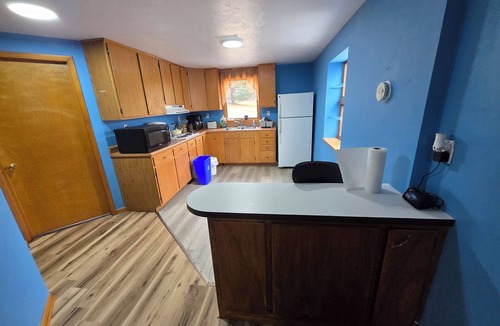 Westmont House | Beautiful Remodelled Suite in Peaceful Hill Top Neighborhood with AC