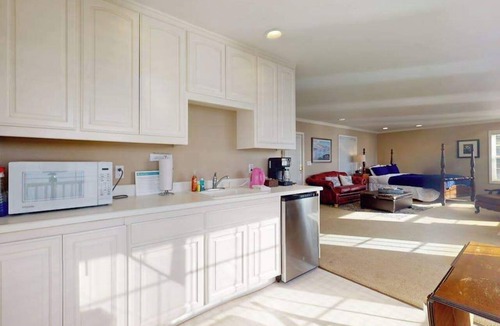 Old Town Apartment | Bodega Bay waterfront studio cottage on stilts — 1 bed, gas fireplace