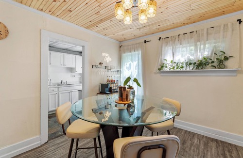 Liverpool Apartment | Boho Chic Retreat - King & Queen Bed - Near Lake & Downtown