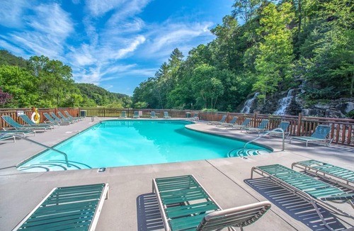 Sevierville House | Book Today! A Beautiful Life is Only 3.4 miles to the Parkway in Pigeon Forge.