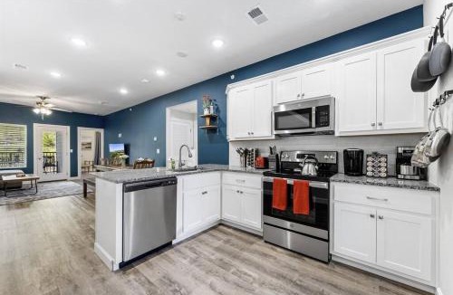 Branson Apartment | Branson Seasons Luxury Condo Pets Pool Grill Game Room Balcony