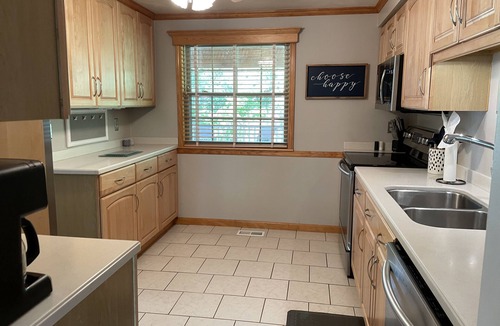 Cranberry Township House | Bright & Charming 3BR House just outside of Pittsburgh!