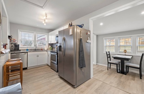 Hendersonville Cottage | Bright & Cozy Bungalow Close To Downtown! Dogs Stay Free!