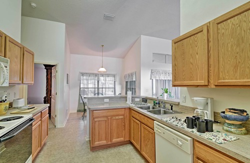 Spring Hill Cottage | Bright Spring Hill Home: 5 Mi to Weeki Wachee Park