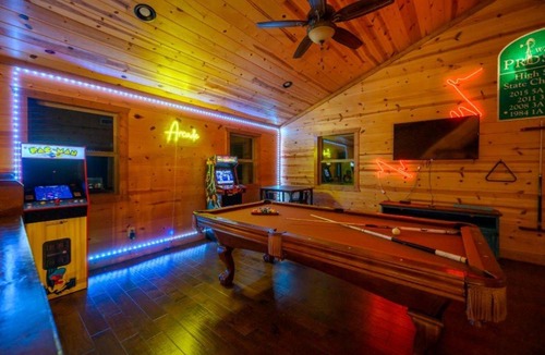 Hochatown House | Broken Bow Getaway Game Room Hot Tub