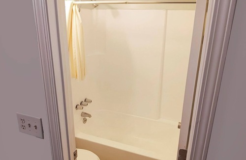 Kernersville Hotel | Budget-Friendly Stay: Comfy Room in the Heart of Kernersville