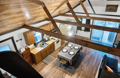 Calvin Cabin | Cabin Close to Raystown Lake Hot Tub Fire Pit Newly Renovated
