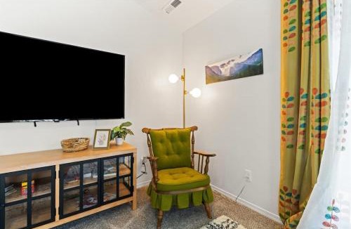 Caldwell House | Caldwell Ruby Tuesday! 60's Inspired comfort 3B2B