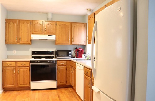 Porter Square Condo | Cambridge 3 Bed, 3-minute walk to subway *parking* Harvard, MIT, Tufts, Boston