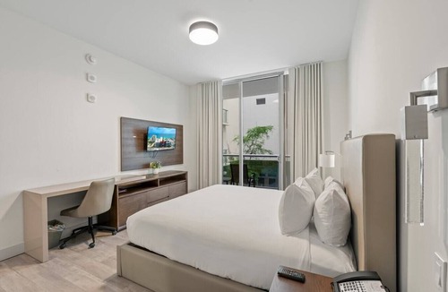 Hollywood Condo | CH Luxury Studio With a Quiet Courtyard View-CS34