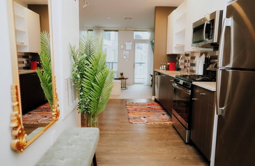 East Cambridge Apartment | Charming 2-bedroom apartment with Balcony/Garage Parking in Cambridge
